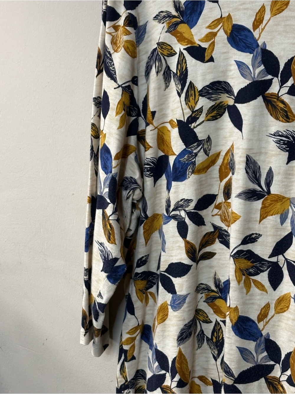 Cj Banks Cream 3/4 Sleeve plus size lightweight Top with Blue & Gold Leaf Print - Picture 3 of 7